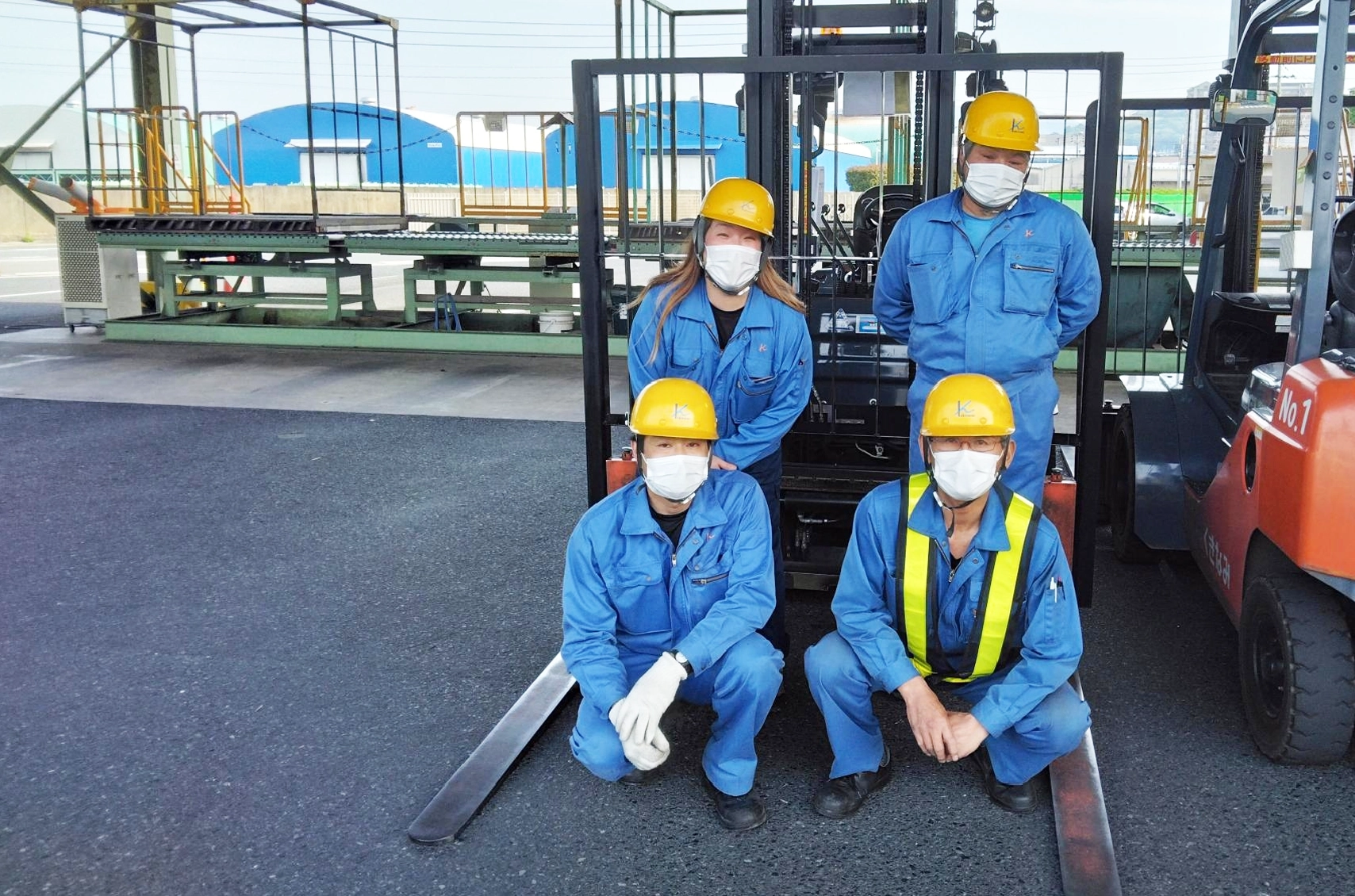 株式会社くきなみ　工場内で作業するフォークリフトと積み荷